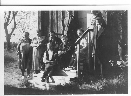 Morfar Edvin (stående längst upp) med syskon vid soldattorpet Mälby, Gottröra på trappan vid torpet 